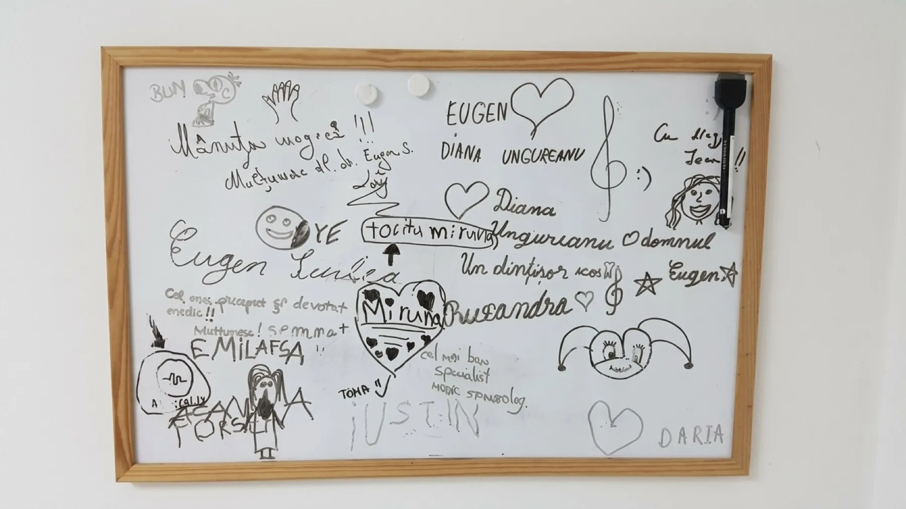 Tabla din cabinet, acoperită cu mesaje de mulțumire scrise de mână de pacienți